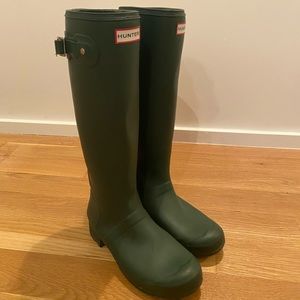Dark Green Hunter Tall packable rainboots Size: 8